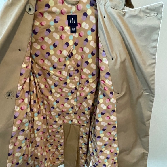 Gap trench coat. Size XS. Khaki outer shell. Polka dot lined. Great condition. - Picture 9 of 9